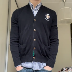 Morris cardigan - Säljer denna fina cardigan i strl M. Använt den alldeles för lite och letar sig ur min garderob på sistonne. Jag är 182cm lång och har kraftiga armar och är bred över axlarna. Tveka inte med att höra av dig!