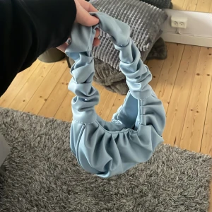 Väska - Väska från ASOS i nyskick!! Endast använd enstaka gång 