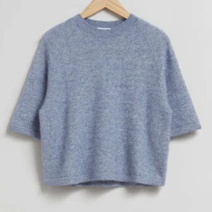 Other stories tröja - Säljer min tröja från other stories som är helt oanvänd. Köpt för 690kr.