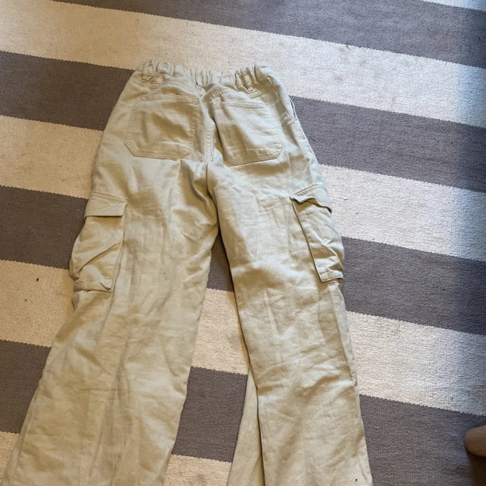 Ett par sköna byxor som jag köpte på hm 💗säljer eftersom att de inte längre passar💕 kontakta mig för mer info. Jeans & Byxor.
