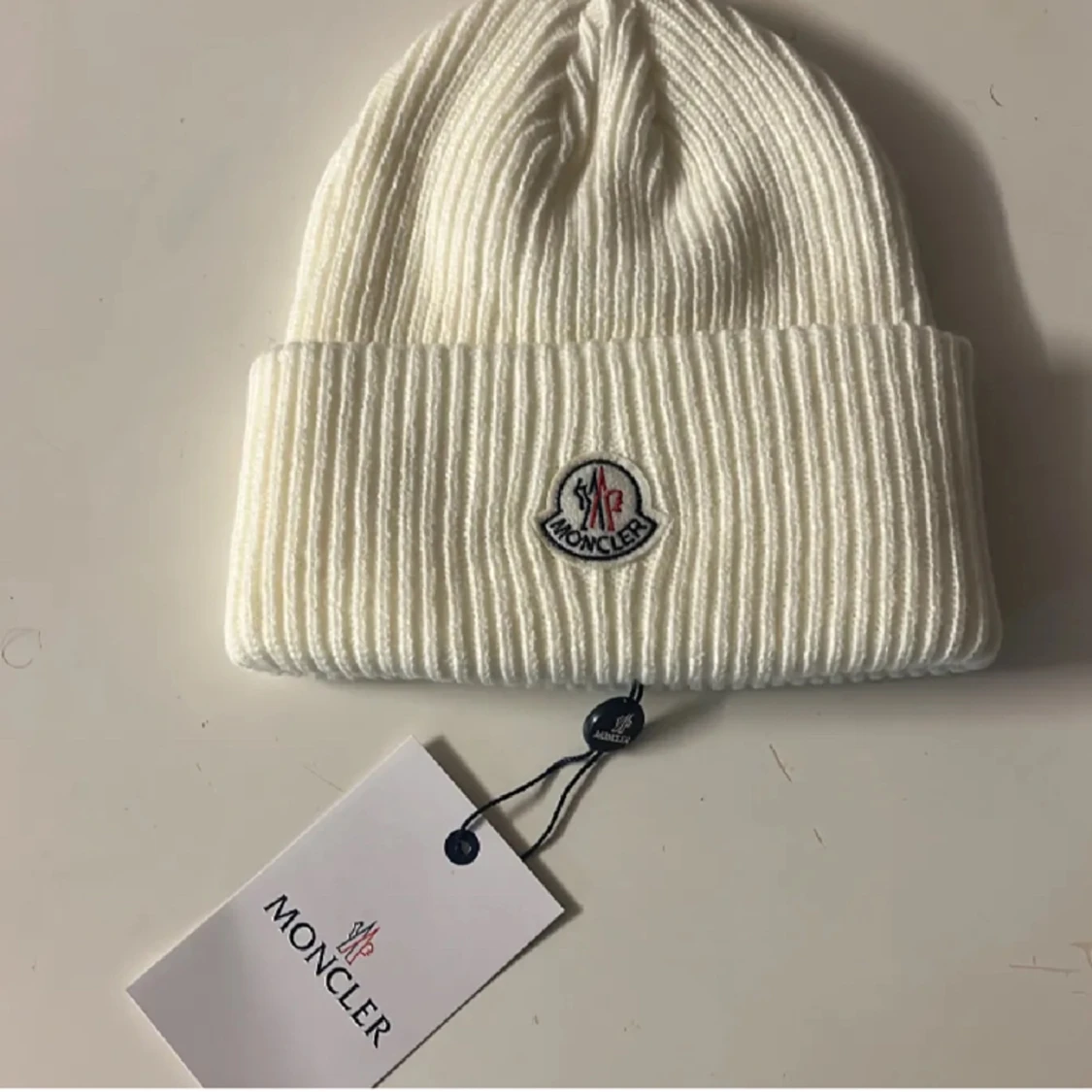 Moncler vit mössa 