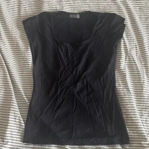 svart u ringad t-shirt  - Bra skick, storlek m