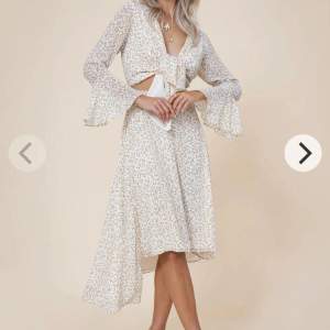 Jag säljer denna underbara klänning från Adoore i printet Lemon, som är helt slutsåld på hemsidan. Klänningen är använd fåtal gånger och ser verkligen ut som ny!! Nypris 1495 kr. Gillar verkligen klänningen så säljer bara till ett bra pris! 💛