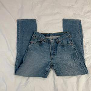 Högmidjade mom jeans i modellen ”595” från Levi’s. Storlek W31L32. Köpta second hand men bra skick! 💕💕 Midja: 38 cm (rakt över) Innerben: 73 cm