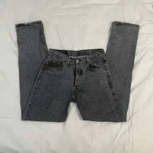 Högmidjade raka jeans i modellen ”501” från Levi’s. Storlek W31L34. Köpta second hand men i fint skick 😊