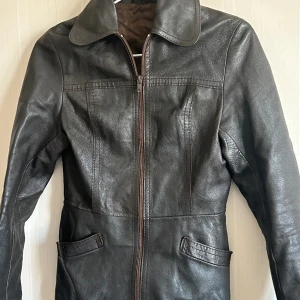 Vintage skinnjacka  - Smal brun skinnjacka Står inget märke, men den är i bra skick och god kvalitet  Köpt vintage i Norge