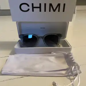 Hej jag säljer mina jättefina Chimi glasögonen 8/10 skick i modell 02. Jag har använt dem väldigt sparsamt i en sommar och säljer de nu för 500kr nypris är ca 1200kr 
