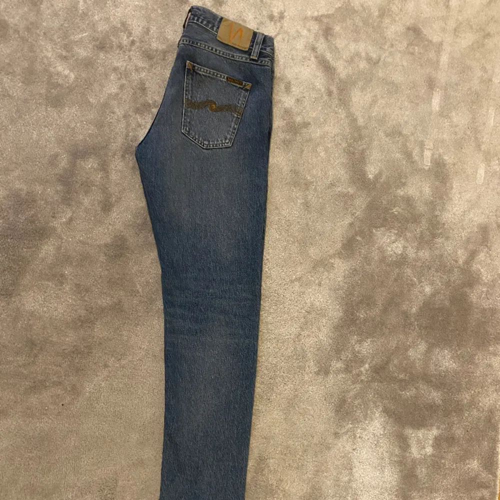 Säljer mina nudie jeans använd någon gång  Passar mig som är 180 Nypris: 1599 Skick 10/10 . Jeans & Byxor.