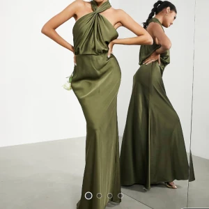 Olivgrön balklänning  - Superfin olivgrön balklänning från ASOS. Aldrig använd!! Säljer då jag inte kommer använda den🥰 nypris 1569kr! Pris kan diskuteras🥰