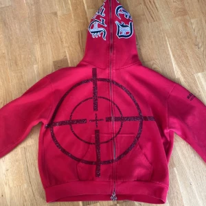 Y2K stil hoodie - Named collective hoodie full zip, Y2K stil  Nypris runt 1500  Pris: 300   Storlek M/L Bra skick 