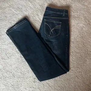 Bootcut/flate jeans som är köpta secondhand, inte så jätteanvönda men fett snygga, skriv för mått 🎀