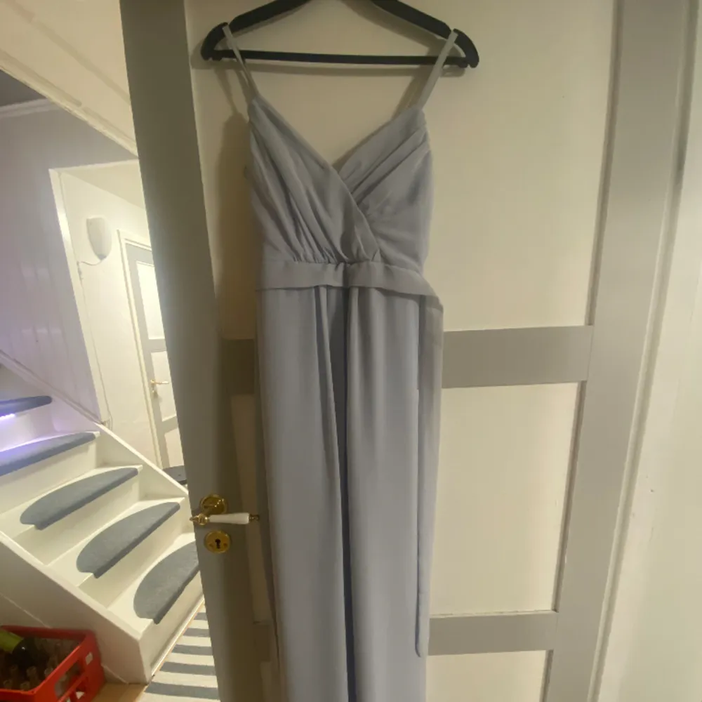 Säljer min balklänning som är i ett jättefint skick. Köptes från bubbelroom för två år sedan i en utgången kollektion från Chiara Forthi. Färgen är en jättefin ljusblå/ljuslila. Storlek 34. Klänningar.