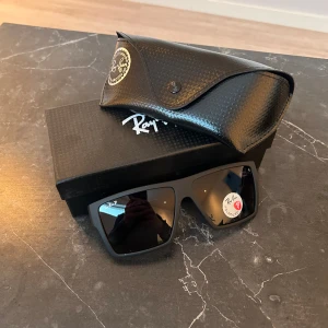 Ray-Ban solglasögon - Ray-Ban solglasögon med polarized-glas (1532) Helt nya med fodral, putsduk osv Ny pris cirka 1600kr Mitt pris 499🤝