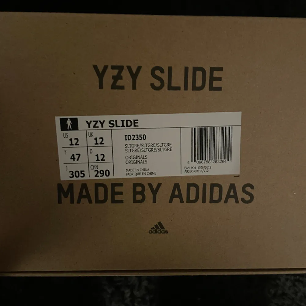 Säljer ett par helt oanvända yeezy slides, storlek 47, i färgen ’Slate Grey’. Tofflorna är aldrig använda utan endast testade när jag fick hem dem. Vann dem på dragningen när de släpptes på adidas egna app CONFIRMED. Hör av dig vid intresse😃. Skor.