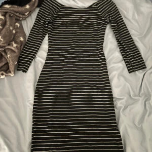 Randig klänning  - En jätte söt randig strand klänning som är lite för tajt för mig vid axlarna. Det står inte vart klänningen kommer ifrån eller vilken storlek men skulle nog säga den passar bra som M