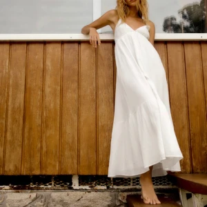 Sommarklänning Zara - Superfin klänning som bara använts fåtal gånger. Perfekt till sommaren🌸 Bara att skriva för fler bilder. Strl XS