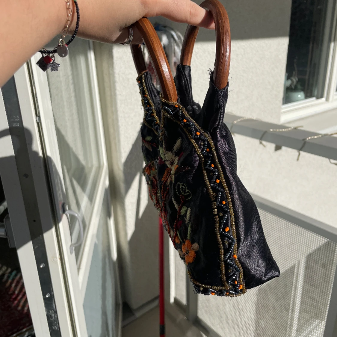 Liten väska med pärldetaljer - 90