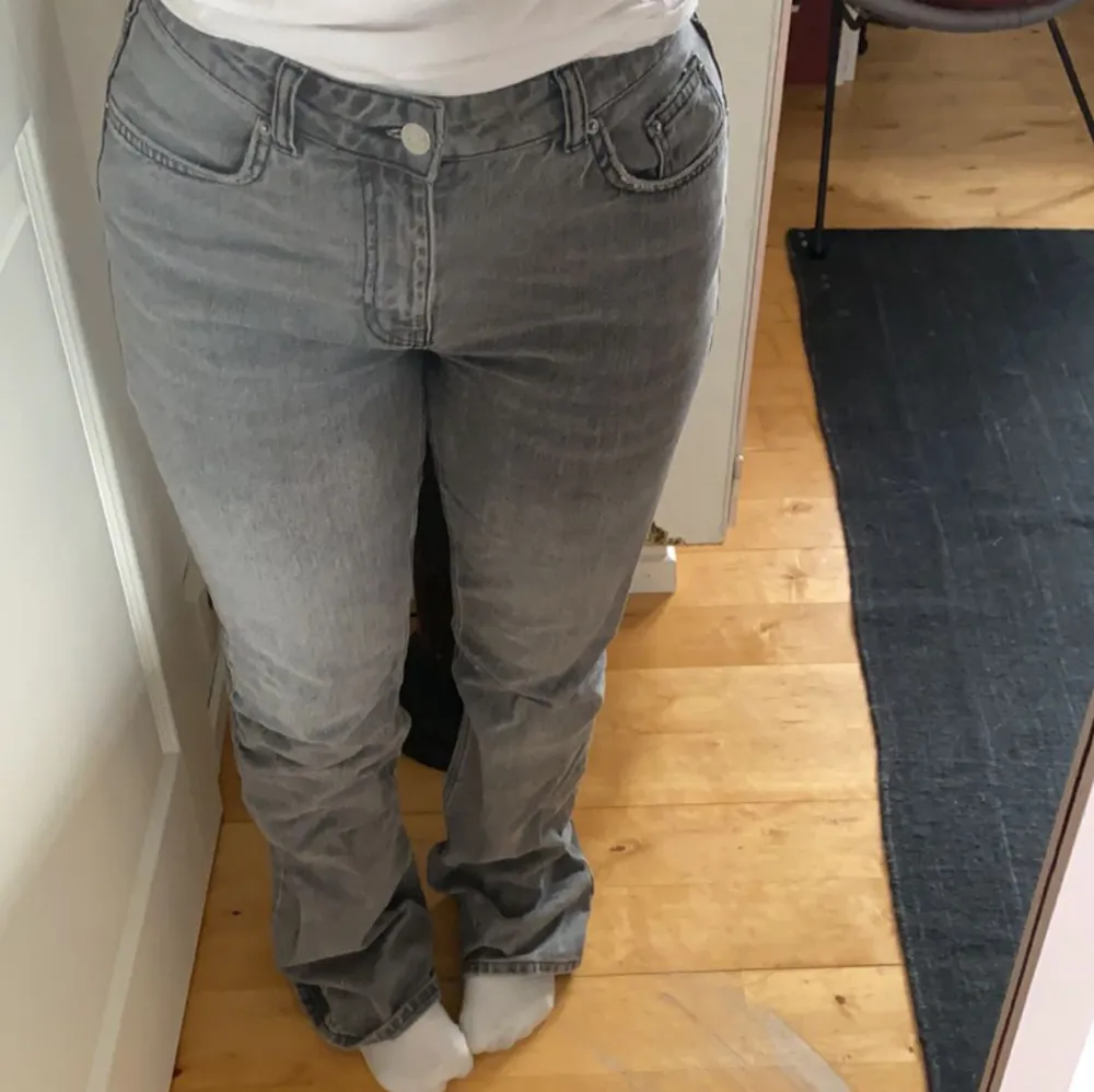 Gråa jeans från Gina tricot som ej används längre. (hål på ena sidan vid hälen, hör av dig för bilder) . Jeans & Byxor.