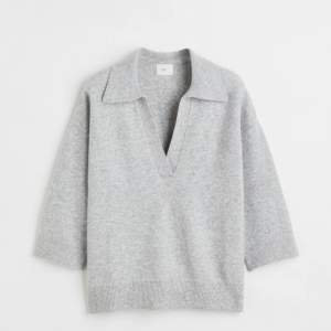 Säljer min fina gråa stickad kortärmade tröja i storlek S, använts ett fåtal gånger. Den är i bra skick. Helt slutsåld på hemsidan.🩶