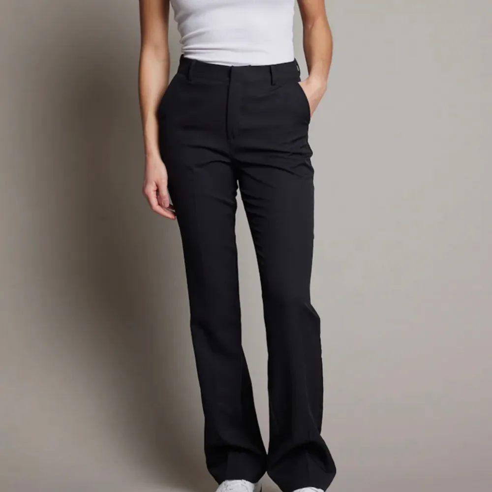 Kostymbyxa Vilma från bikbok storlek 40, använda men bra skick, säljer pga för stora för mig!💕. Jeans & Byxor.