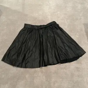 En fin skin kjol från zara. Den är ifrån zara kids men passar mig som har Xs-S.