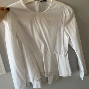 Super fin blus🤍 - Super söt blus från zara! Fina detaljer o fin passform. Skriv för fler bilder eller frågor!! Passar xs-s 