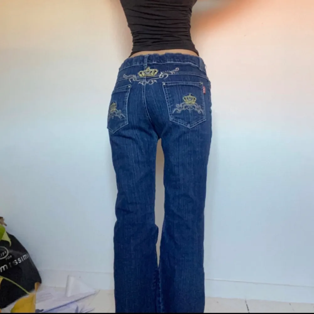 Jättefina lågmidjade jeans som liknar Victoria beckham i bra skick. Innerbenslängd: 70 cm. Midjemått mätt rakt över: 38 cm. Jeans & Byxor.