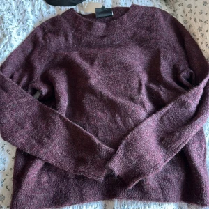 Stickat - Oanvänd stickat tröja i mörkrött från Object