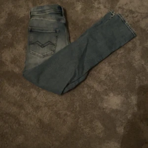 Replay jeans - Fina replay jeans i fint skick. Använda 1 gång. Pris: 400 kr Strlk: 14 år 