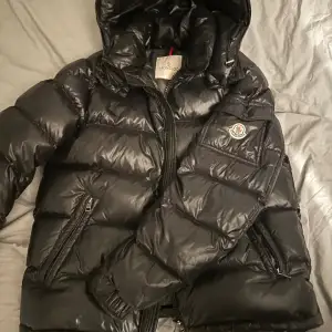 Moncler maya size 4. Fint skick med ett liten reva unigefär en halv centimeter på ena ärmen.  Be om bild för vidare intresse. Äkta såklart. Pris går att diskutera!