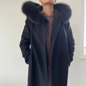 Svart kapp - En Max mara likanade jacka  Säljer den billigt för den har inget band till men de kan man köpa en ny kostar inte så mycket. Äkta päls på luvan.