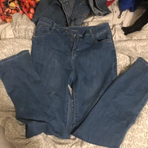 Jeans  - Ej använda. Skönt mjukt material. Står Size 32 men passar mig som är Size 36. 