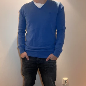 Tiger of Sweden pullover  - En riktig snygg och stilren Tiger of Sweden pullover. Ljusblå färg som är perfekt nu när våren och sommaren kommer. Hör av dig för mer bilder👋