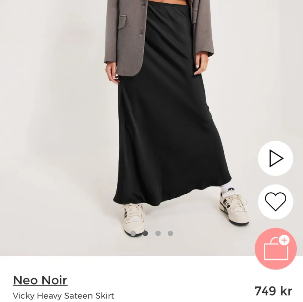 Svart satinkjol från Nelly/ Neo Noir - Vicky Heavy Sateen Skirt i storlek 40 Använt kjolen 1 gång.  Köpt för 749kr säljer för 300kr (pris kan diskuteras). . Kjolar.