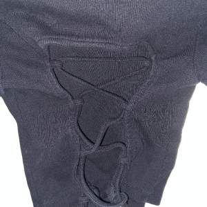 En svart elegant tröja med korsning i ryggen 🖤 Storlek M men passar XS/S