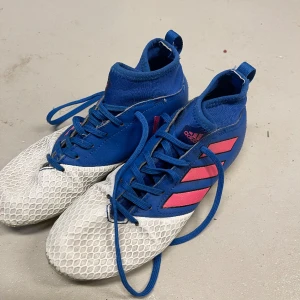 Fotbollsskor  - Blå fotbollsskor, är inte använd så mycket bara några gånger. 