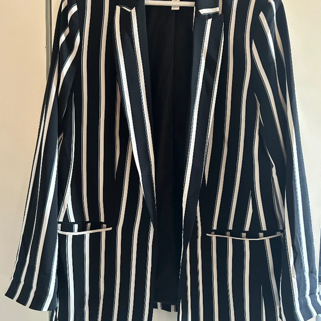 Svart/vit/grön-randig kavaj.