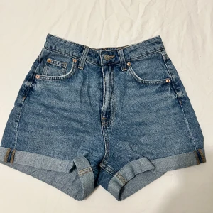 Denim shorts - Storlek 32 100kr + frakt