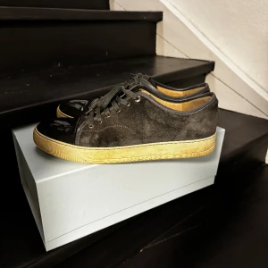 Lanvin - Bra skick, använd 1-2 månader. Köpta för 1,5 år sedan. Storlek 43 men passar 44. Box och extra skosnören medföljer!