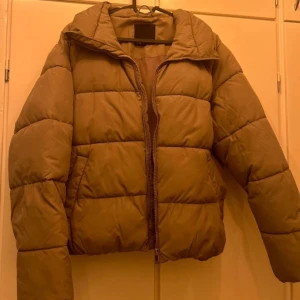 Jacka i nyskick - Beige fin pufferjacka i strl xs