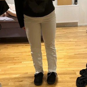 Vita jeans - Säljer mina vita gamla jeans, inga defekter men dock ganska korta i längden då jag är 155 cm🩷🫶🏼 - Köparen står för frakten📦🚚