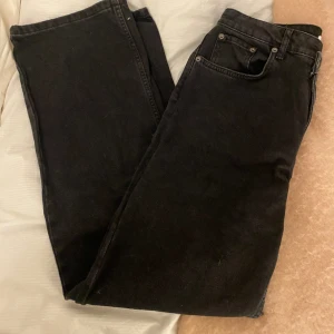 Jeans - Jeans från Na-kd som är högmidjade men man knäpper dem omlott i midjan. Superfina och gör att man får lite ”kurvigare” kropp. Dem är bekväma men jag gillar inte att ha högmidjat, därför säljer jag dem. Hör av dej vid frågor eller intresse ❤️❤️❤️