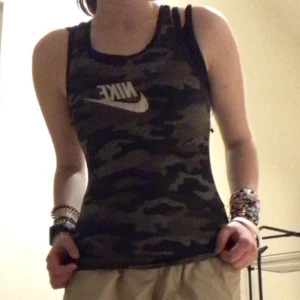 Sport linne - Snyggt Nike sport linne, bra skick. Skönt material. Vet inte storleken men Tror s/m 