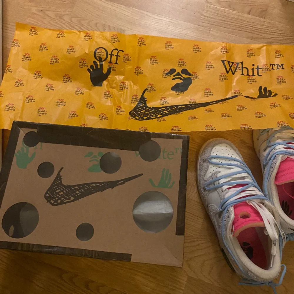 Äkta Nike dunk off white 38  Har haft dom i cirka 1 år använda en gång nu pris 8000 säjer för 3500 pris kan pratas vid . Skor.