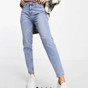 Hödmidjade jeans - Säljer mina lite mer högmidjade jeans från Asos då modell inte passade mig. Strl XL men väldigt stretchiga i midjan,samt raka i benen. 