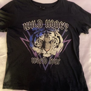 Tshirt  - Tshirt från Gina, knappt använd storlek S