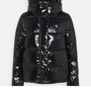 Calvin Klein jacka - Säljer nu min Calvin Klien jacka High Shine i storlek S. Jackan användes bara under förra vintern ett kort tag och är i fullt skick! Jackan är slutsåld just nu och orginal priset var 2200kr🌸 Hör av er om ni är intresserade eller har frågor !😊
