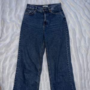 Jeans med hög midja och vida ben. Storlek 36, mörkblå. Heter ”Jeans med hög midja och vida ben” på hemsidan. Använda ett fåtal gånger.