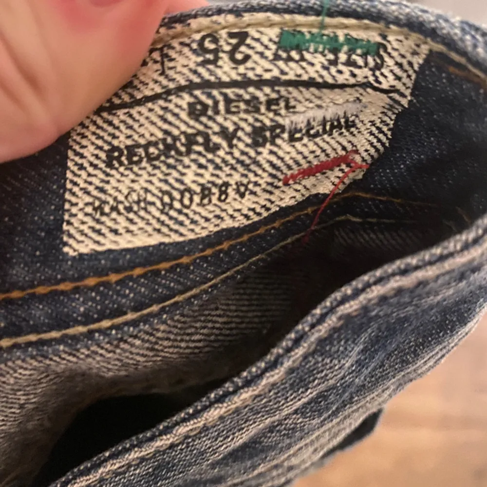  Låg midjade bootcut Jeans från diesel som är i bra skick men säljs då det för små för mig🥰33 cm rakt över i midjan och 80cm innerbensmått.   priset kan diskuteras och köparen står för frakt!. Jeans & Byxor.