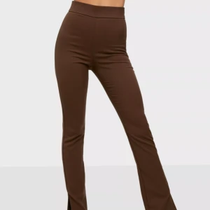 Bianca x Nelly Everyday Pants - Bruna Everyday Pants från Bianca x Nelly Collection, jättefina, tyvärr för små för mig.  Nyskick, endast provade, storlek 36. Bytes gärna mot Vit randig blus från samma kollektion, cheers body beige eller bruna långärmade bodyn, eller Everyday shirt.